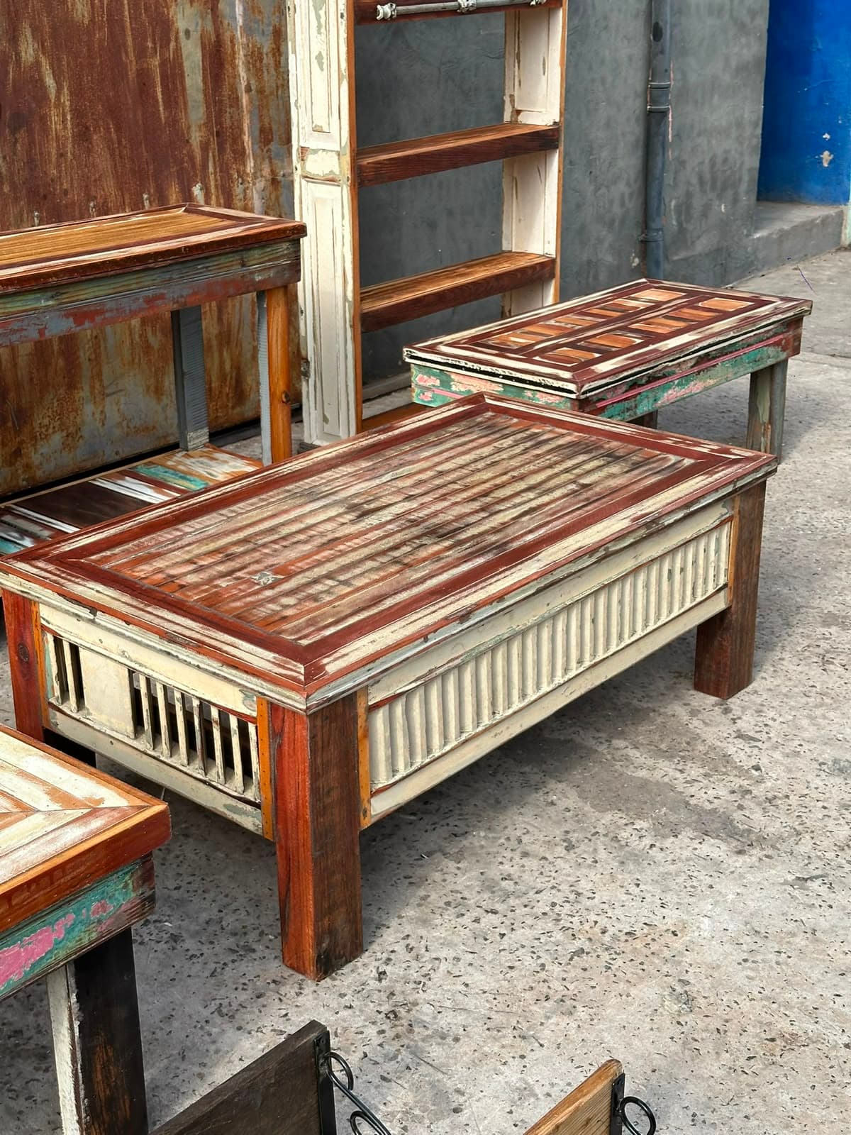Mesa ratona con laterales de celosías