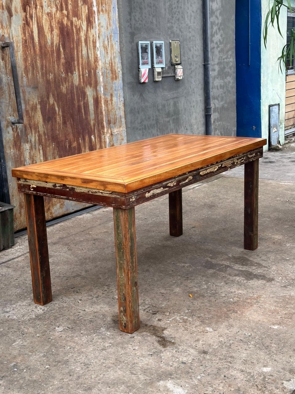 Mesa de comedor artesanal de madera